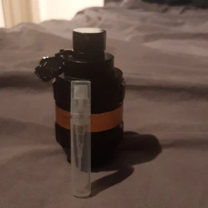 Spicebomb parfym från Viktor & Rolf - Säljer ett Spicebomb sample på 5ml väldigt varm o kryddig omöjlig att inte gilla! Kom gärna med frågor och så mvh Melker!