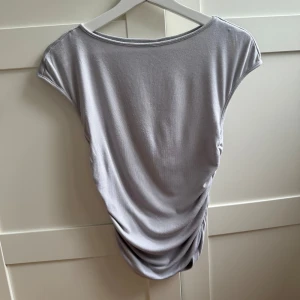 Ljusgrå topp - Säljer en söt ljusgrå topp från H&M Divided i storlek M🩶