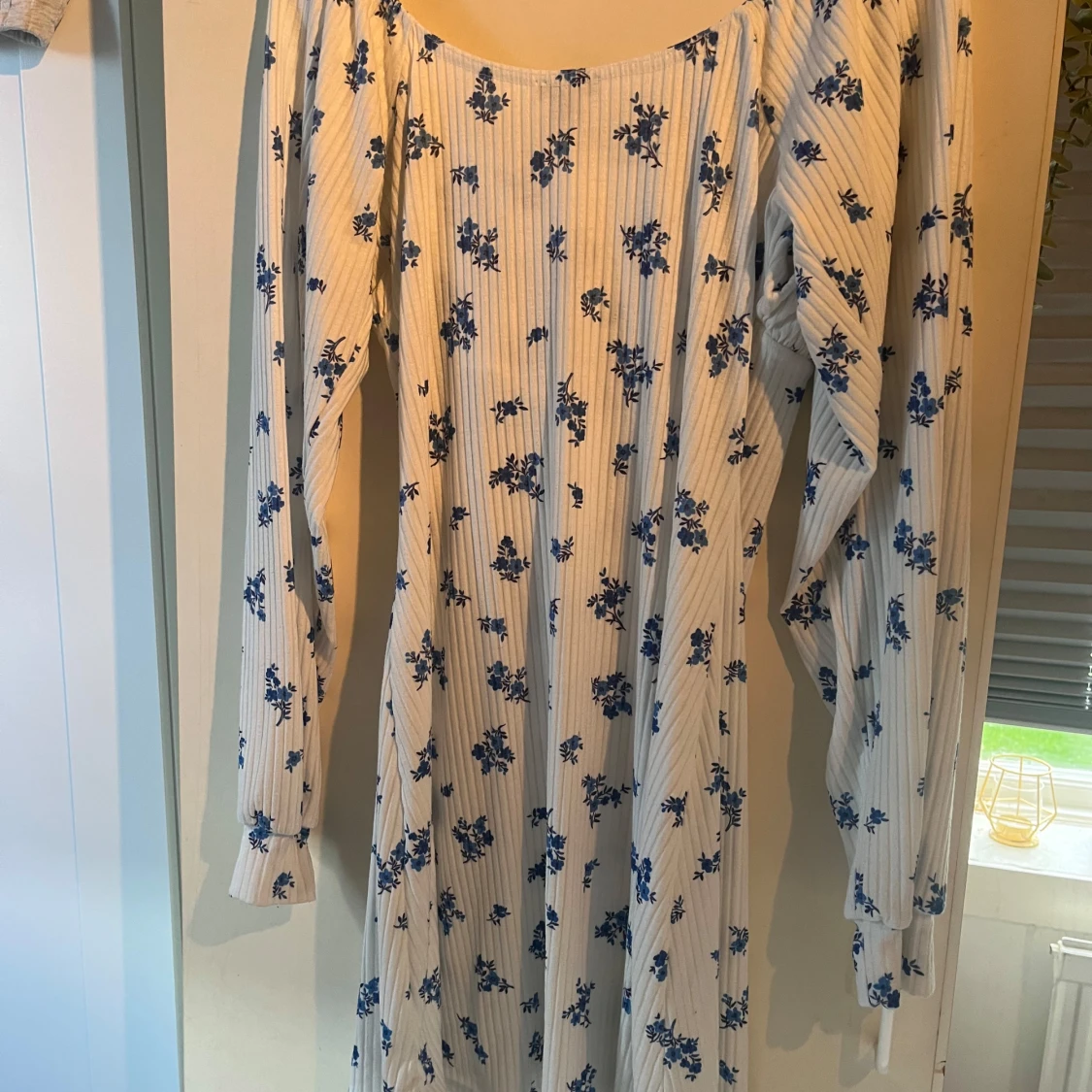 Blommig långärmad klänning  - 1