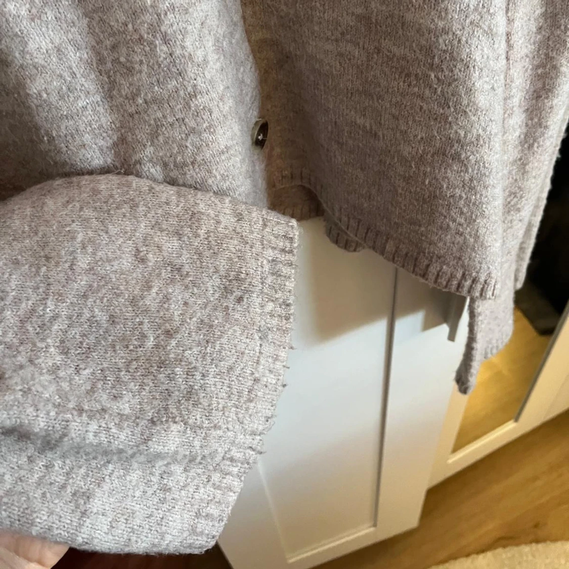 Beige stickad kofta med knappar  - 3