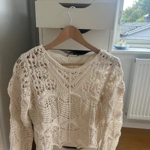 Beige stickad tröja från Zara - Superfin beige stickad tröja från Zara med unikt virkat mönster och långärmad modell. Använd någon enstaka gång.💕Passar även XS.