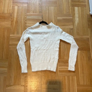 Finstickad off-shoulder tröja  - En finstickad off-shoulder tröja från crocker, 28% mohair och 28% ull. Storlek S men är lite stretchig. Offwhite färg 