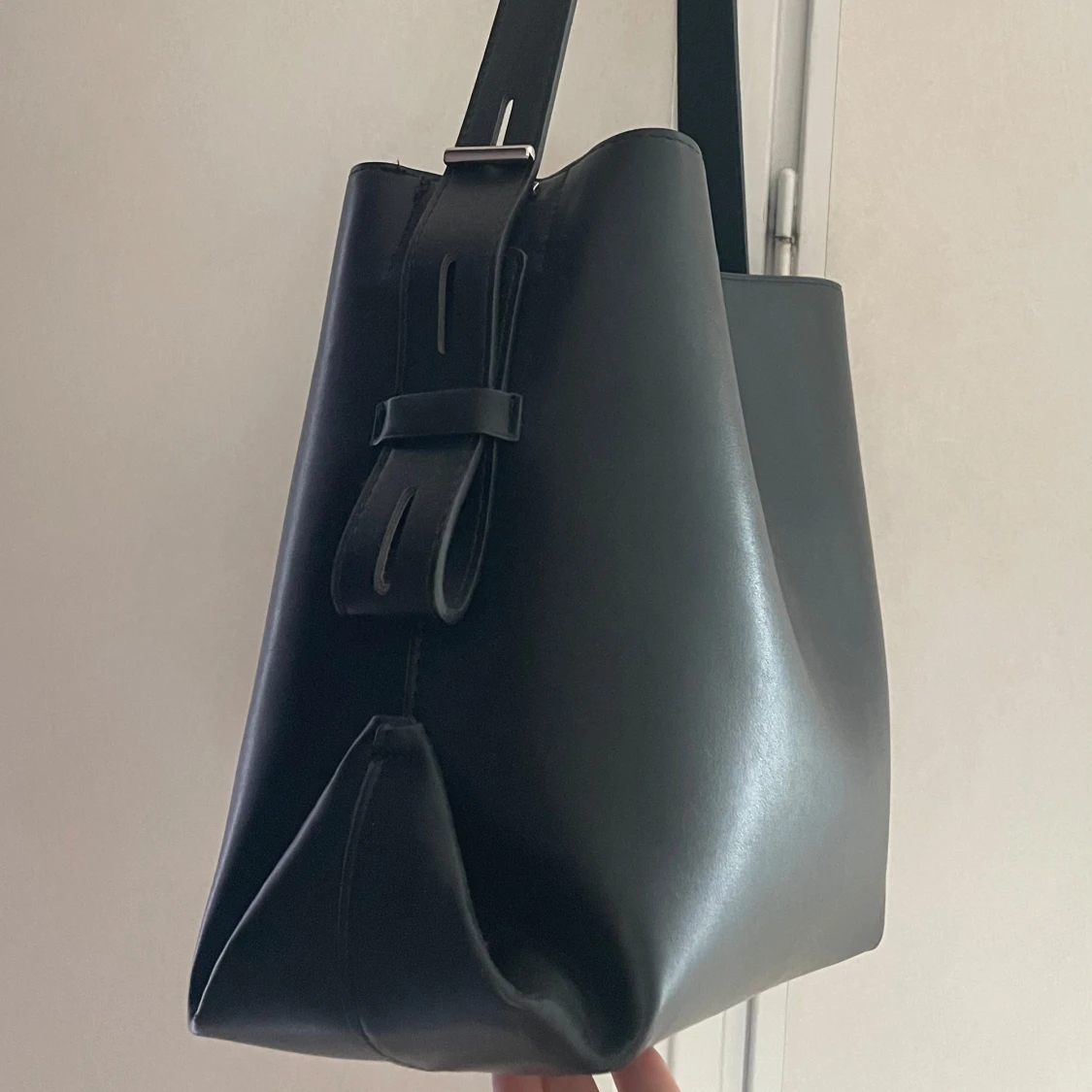 Svart axelväska i skinn - 1