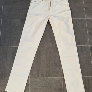 Vita j.lindeberg jeans - Snygga vita jeans från Ted med slim fit och avsmalnande ben. Klassisk 5-ficksmodell med dragkedja och knapp. Perfekta för dig som gillar en stilren look och vill ha ett par fräscha jeans till garderoben.