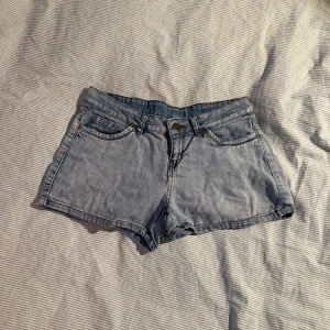 lågmidjade ljusblå shorts - säljer mina lågmidjade jeansshorts då jag redan har flera stycken. supersnygga o sköna sitter lågt ner på midjan och passar mig som är s. midjemått är 38 cm. pris kan diskuteras