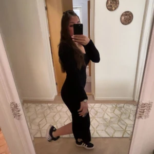 Svart långärmad långklänning - Säljer en svart långklänning med lång ärm och figurnära passform. Klänningen är enkel och stilren, perfekt om du gillar minimalistisk stil. Materialet känns stretchigt och bekvämt. Passar dig som vill ha en klassisk look med edge.