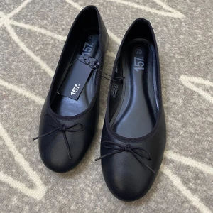 Ballerinaskor- ny med prislapp - Stilrena svarta ballerinaskor- helt nya och oanvända. Bekväma skor och fin form- storlek 40. Säljes pga fel storlek.