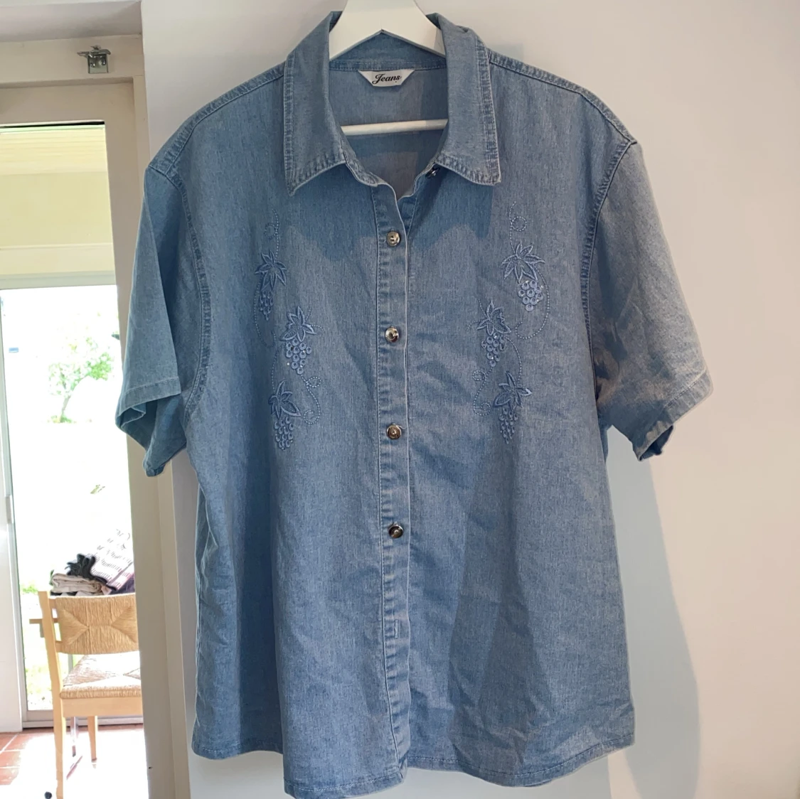 Ljusblå jeansskjorta med broderi  - 2