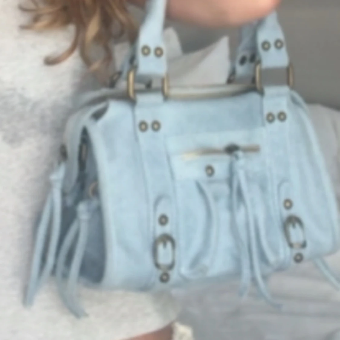 Ljusblå väska  med nitar - 1