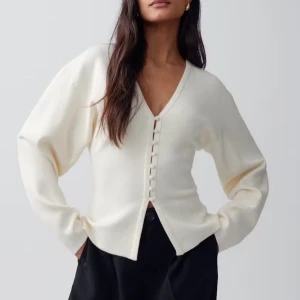 Vit kofta med knappar från Gina Tricot - Supersnygg vit kofta från Gina Tricot i storlek S. Den har v-ringning, långa ärmar och stilrena tygklädda knappar framtill. Koftan är figurnära och gjord i mjukt stickat material, perfekt för lager-på-lager under hösten eller våren. Priset kan diskuteras💞nypris 400kr