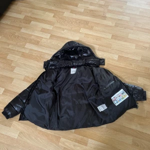 Moncler Maya jacket - Säljer min moncler Maya jacka använd 1 gång storlek M fint skick och nfc tag funkar 