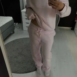 Ljusrosa mjukisbyxor med snörning - Supermjuka ljusrosa mjukisbyxor med relaxed fit och snörning i midjan. Byxorna har raka ben och är perfekta för chill dagar. Tillverkade i skönt material som känns riktigt bekvämt mot huden.