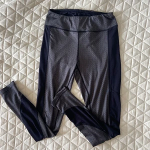 Träningsbyxor från Stadium - Snygga träningsbyxor från Stadium i svart och grått. De har hög midja och är tillverkade i stretchigt material. Passar mig som har storlek XS eller 158/164 i byxor. Pris går att diskutera🥰