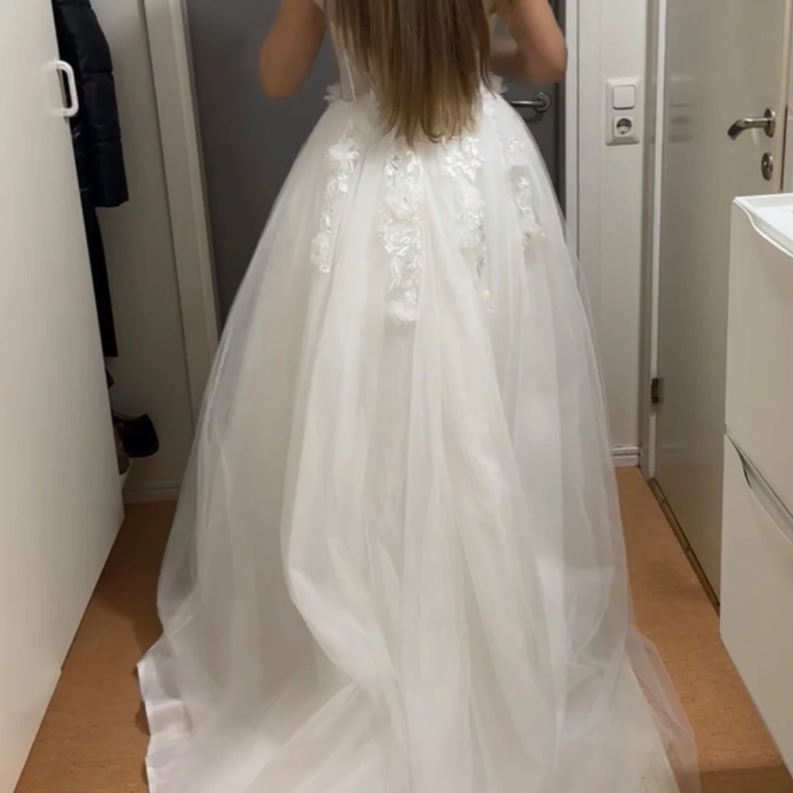 Bröllopskläning - princessklänning med fin blomspets å stort släp - 2