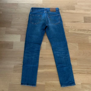 Levis jeans  - Ett par jeans i absolut topp skick och som dessutom har en extremt snygg tvätt. Nypriset på dessa jeans ligger på runt 1000kr. Längden på byxorna är 97cm och midjan 38cm jämför gärna med ett par egna och sen är det fritt fram att använda ”köp nu”.
