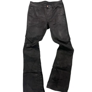 light coated flares - nice flares med en lätt coating. stackar fint på alla skor o passformen e galen 😜 