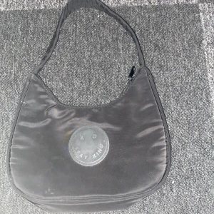 Svart axelväska  - Säljer för att jag har för många väskor och använder aldrig den. Fint skick. 