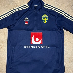 ADIDAS SVERIGE TRÄNINGSTRÖJA - BLÅ/GUL  - Tröjan är i fint skick. Storlek large. Finns att hämta i Göteborg eller skickas om det önskas.  