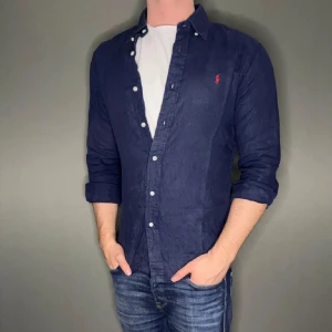 Ralph Lauren linne skjorta, slimfit - Säljer min mörkblåa linneskjorta från Ralph lauren 🤩| Skjortan är i storlek small | Nypris 1300 mitt pris 549kr | Skjortan är perfekt nu i somaren och passar till det mesta!! | Posar inom 48h📦