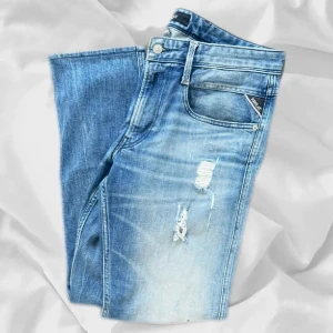 Replay Jeans - Snygga Jeans från replay i blå färg – enkla att matcha och sköna att bära. Ett stilrent val, noggrant utvalt med omsorg av AM Clothing.  📩 Frågor? Hör gärna av dig! 📲 Följ oss här på Plik för fler uppdateringar. ♻️ Tack för att du handlar mer hållbart med AM Clothing!