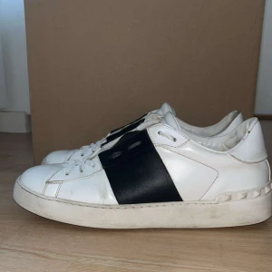 Valentino Open - Snygga Valentino open skor i svart och vitt i storlek 41. De är I mycket bra skick, hör av dig vid frågor!