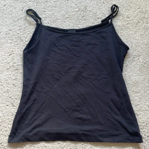 Svart linne från InWear M - Basic och skönt svart linne från InWear i storlek M. Kan stylas med vad som helst. Pris kan diskuteras💗🙌🏼