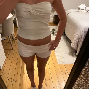 Off white topp - Köpt på Sellpy. Mycket bra skick