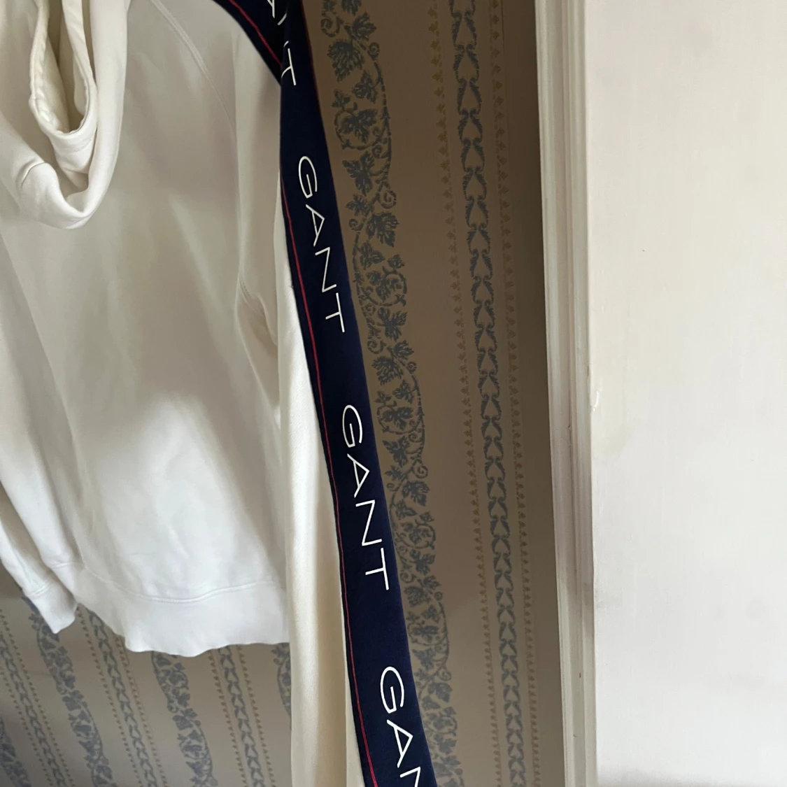 Vit hoodie från GANT med logga på ärmar - 3