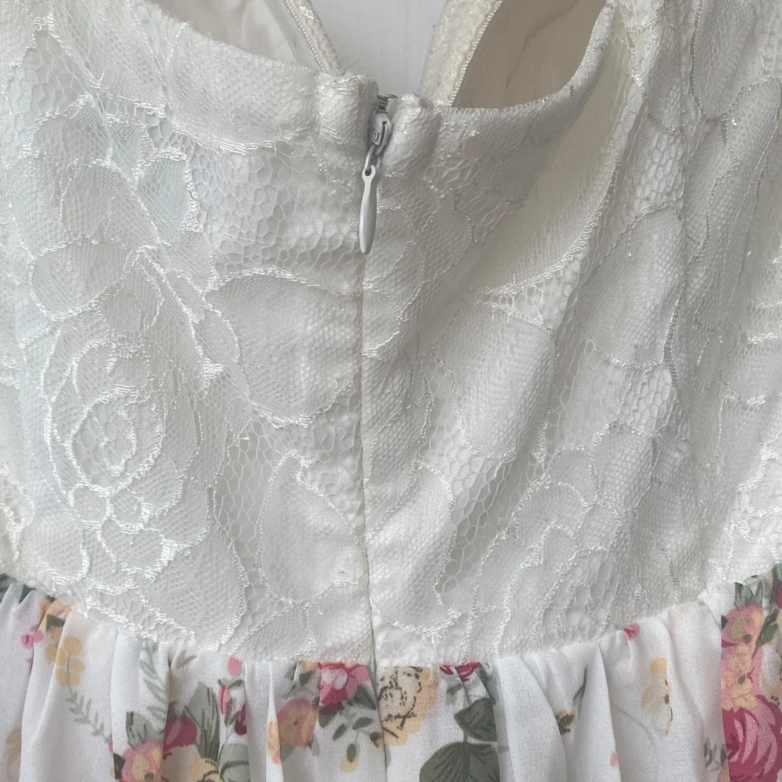 Vit långklänning med spets och blommor - 3