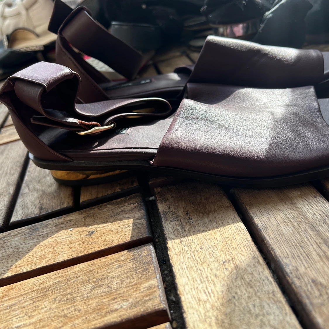 Vinröda skinnsandaler från H&M - 2