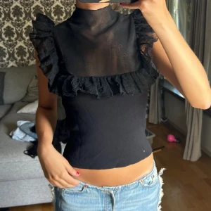 Zara volangtopp  - Fett snygg fest volangtopp från zara! Bra skick förutom ett litet märke (bild 3) och sömmen har gått av på volangen på baksidan några cm, går att sy enkelt. Användes så endå för tycker inte det märks av när man bär den.