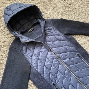 Stickad cardigan - Säljer denna riktigt snygga stickad moorhead cardiganen!⭐️Skick : 9,5/10!👍Storlek S passar S!🙌Hör gärna av er om ni har funderingar!🤝