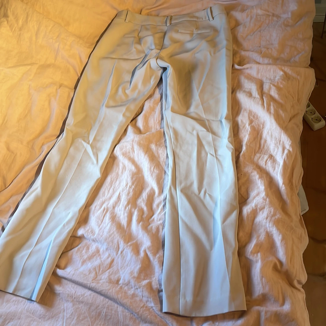 Beigea kostymbyxor från Bikbok  - 1