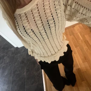 Beige stickad tröja med volang - Supersöt beige stickad tröja från GinaTricot i storlek S🫶🏻