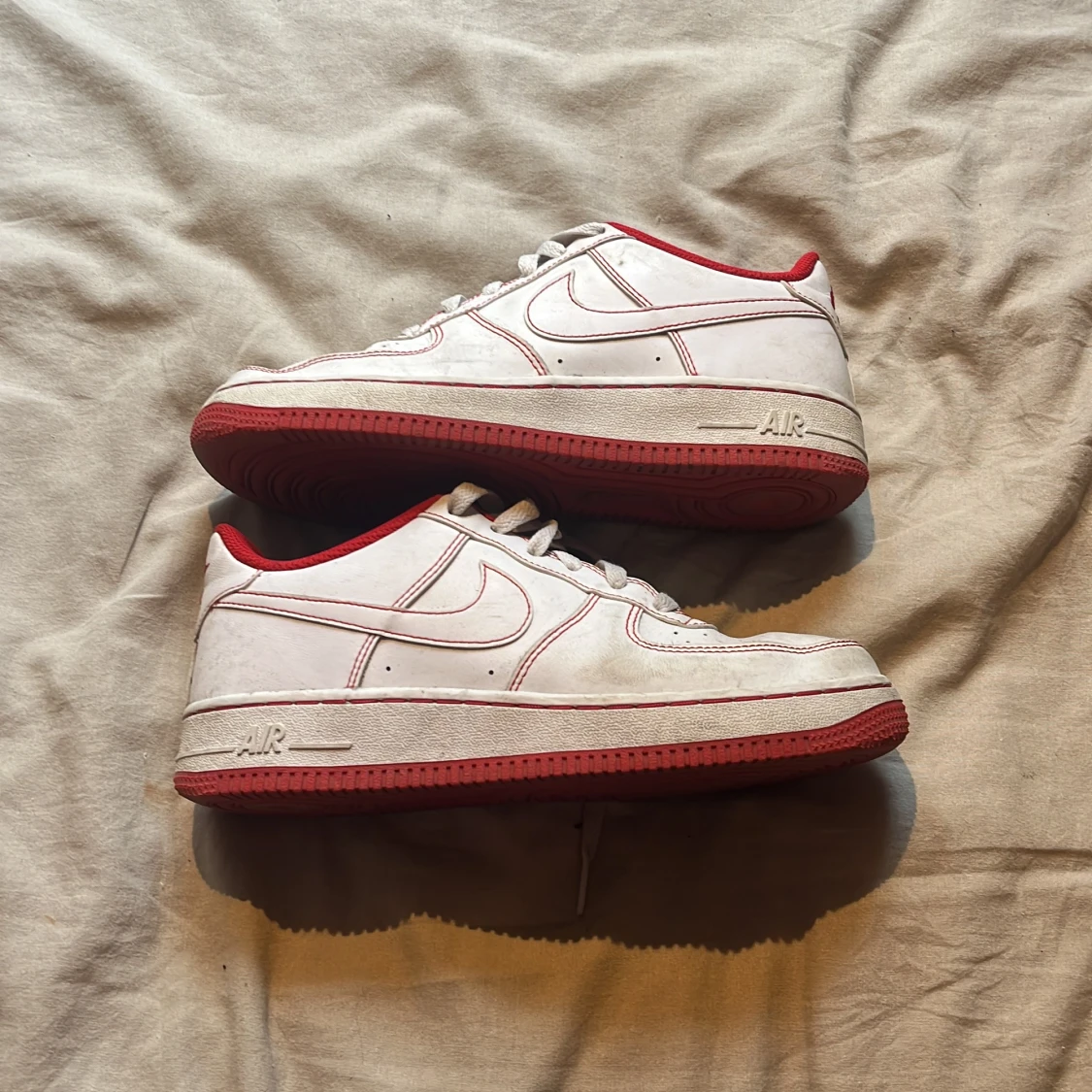 Nike Air Force 1 vit/röd sneakers