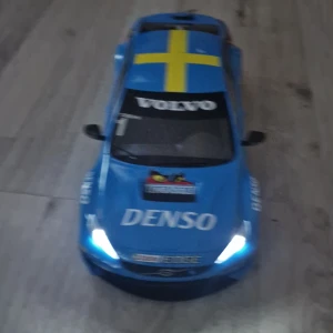 Modell bil - Hej jag säljer min modell bil jag har köpt den för 1200 och säljer den för 320 kr den fungerar som den ska alla ljus funkar på den den går också snabbt det saknas en baklucka till  batteriet.Säljs i Filipstad
