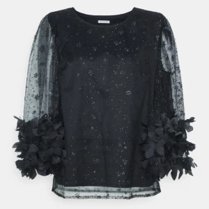 Ida Sjöstedt blus carisma - Säljer denna ursnygga blusen från Ida Sjöstedt, storlek 36 och använd få gånger💖 Har så fina detaljer längst med ärmarna, inkluderat glitter och 3D-blommor. Passar perfekt till fest och middagar. Köpt för 3445:-💓 Använd gärna KÖP NU 