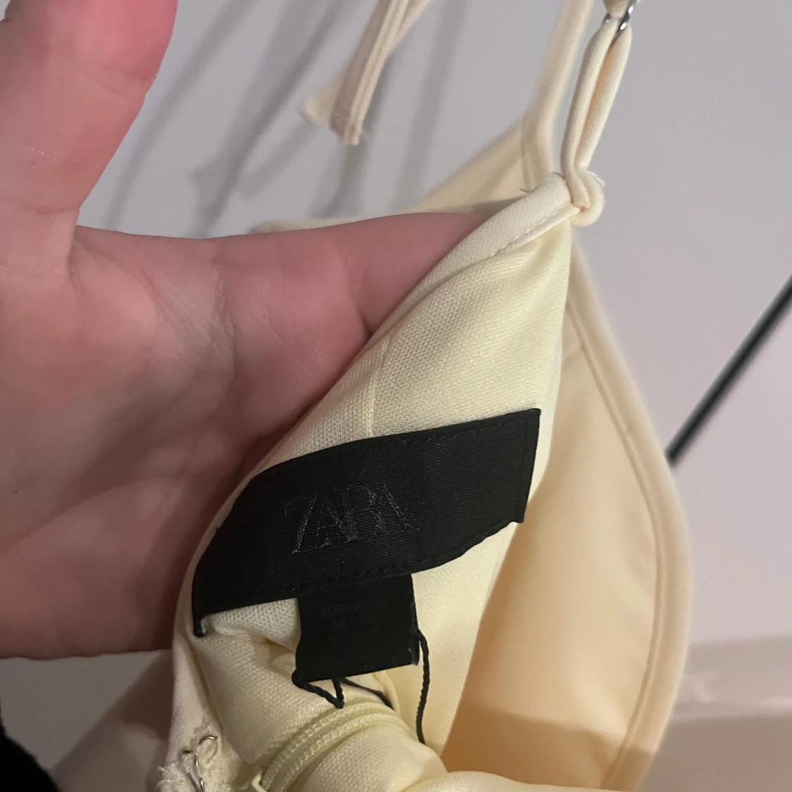 Champagnefärgad kort klänning från Zara - 3