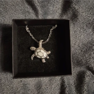Silver halsband  - GRATIS GÅVA MED VARGE ORDER!! Finns även som julklapp! Supertrendig stockholmsstil tjejer, halsbandi silver. Sköldpadda halsband smycke. Gjord av rostfritt stål, jag svarar och skickar alltid snabbt!