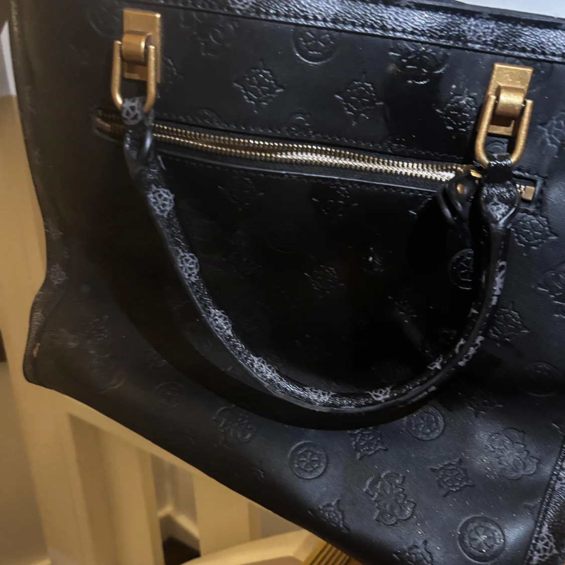 Svart handväska från Guess med mönster - 2