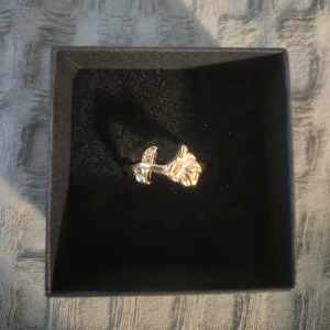 Guld ring  - PRISET GÄLLER ENDAST VID KÖP AV BUNDLE MED SMYCKEN ÖVER 50 KR!!! GRATIS GÅVA MED VARGE ORDER!! Supertrendig stockholmsstil tjejer, ring guld. Gjord av stål, jag svarar och skickar alltid snabbt!