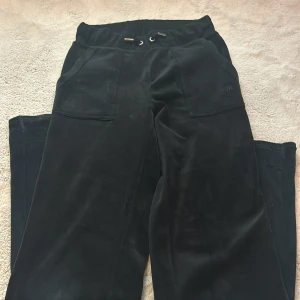 Svarta velourbyxor Juicy Couture XXS - Svarta mjukisbyxor från Juicy Couture, säljer dom då dem inte kommer till användning och är lite kortare en vanliga och priset går och diskutera💗