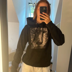 Svart hoodie med leopardtryck - Säljer en the cool elephant hoodie i stolek xs