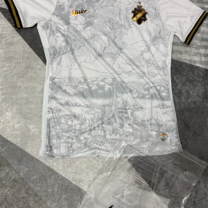 AIK vit matchtröja Nike  - 🆕 Helt ny, aldrig använd – tag kvar 📏 Storlek L men passar bäst på M då den är slim fit 🎨 Färg: Vit med grått motiv, svarta & guldiga detaljer 🧵 Nike Dri-FIT-material – hög komfort och andningsförmåga  ⚠️ Svår att få tag på – säljs inte längre i butik! 💌 Skicka gärna meddelande vid frågor eller bud.