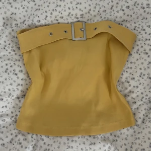 Gul topp från Zara  - Säljer en gul topp från Zara i storlek S men passar XS också! Toppen är knappt använd!💗