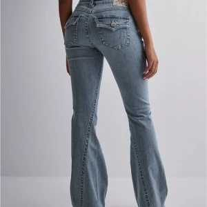 Ljusblå true religion - Snygga ljusblå jeans med bootcut passform och coola fickdetaljer bak. Jätte bra skick 