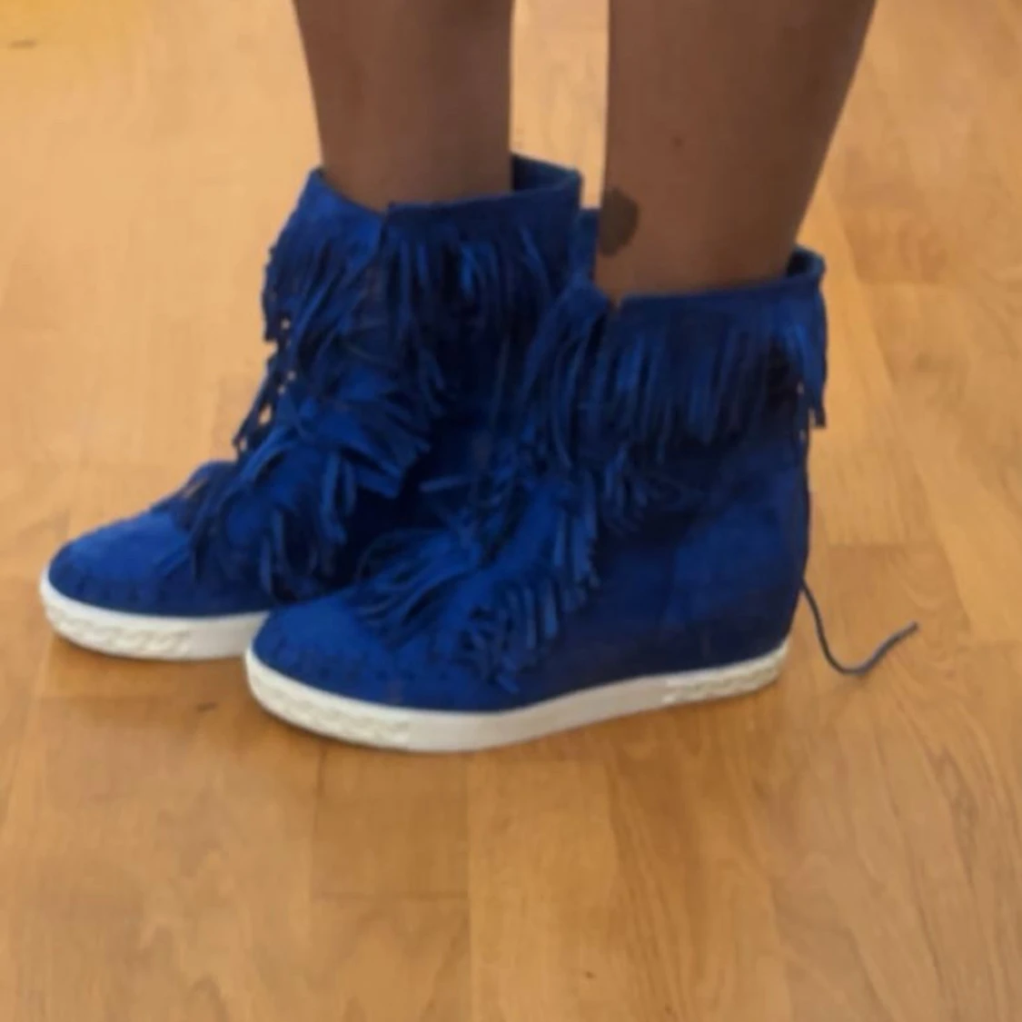 Blå mockaboots med fransar - 1