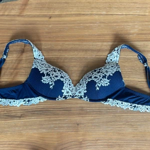 Intimissimi gioia BH 70B - Helt oanvänd och ny! Säljer pga att det är fel storlek. Perfekt med inga slitningar. Färgen marinblå. Säljer även kashmir tröjan i marinblå om man vill ha den också! Priset kan diskuteras. 