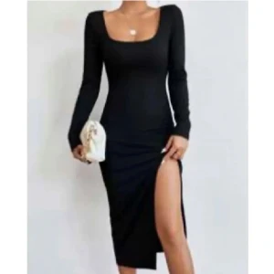 Långklänning - Midi klänning med slit i strl XS. Aldrig använd, i nyskick. Tryck gärna på ”köp”.