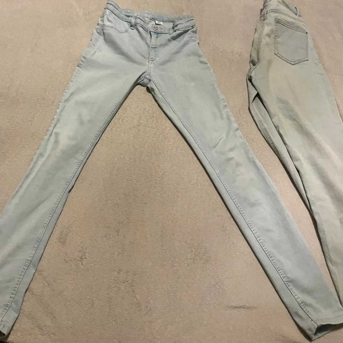 Två par ljusgrå jeans, skinny & wide - 2